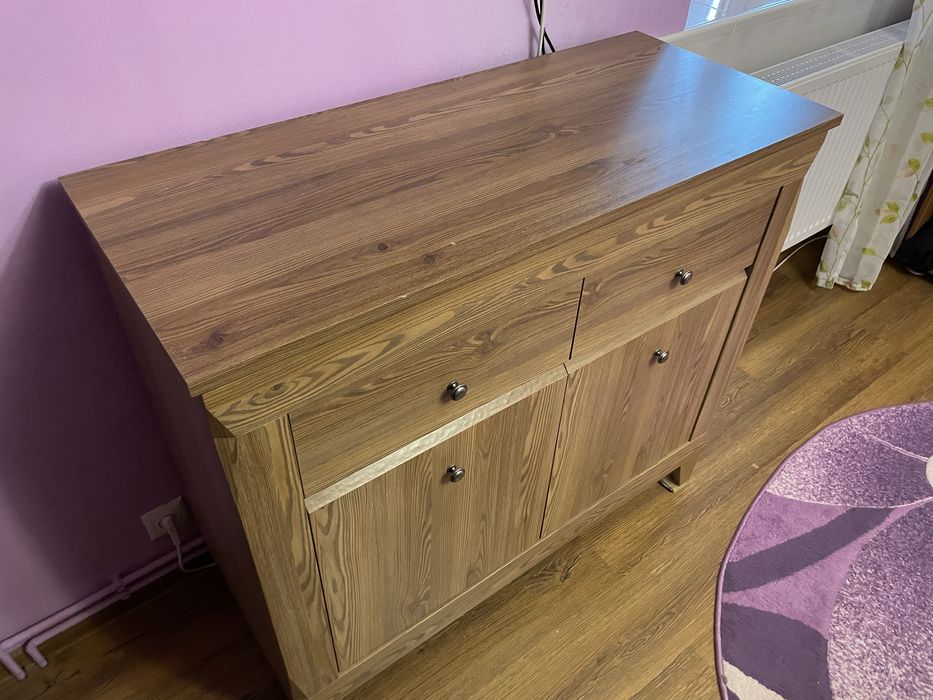 Dulap modern cu usi glisante si comoda