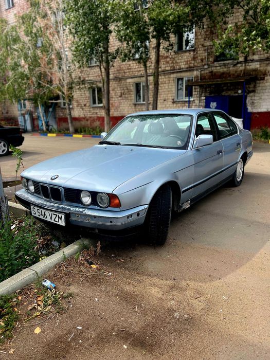 BMW 520 E34 Небесного цвета