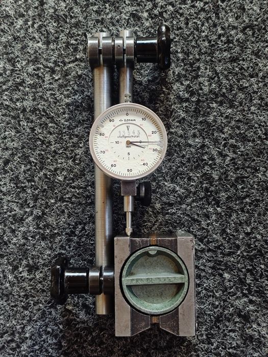 Ceas comparator cu cadran si talpa magnetica
