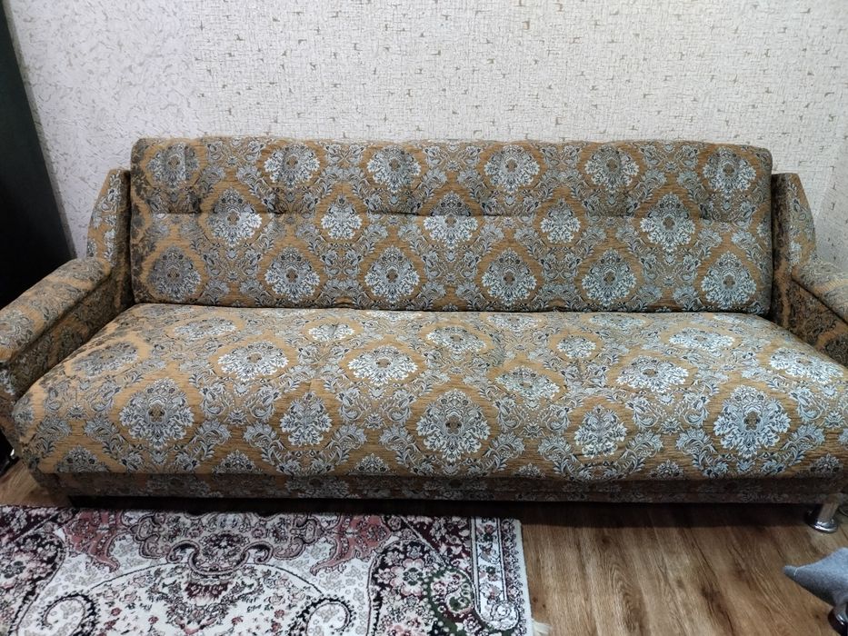 Диван и два кресла.