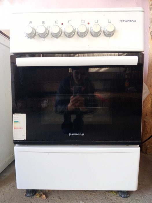 Крават,машинка для валос и бритва,газ плита.