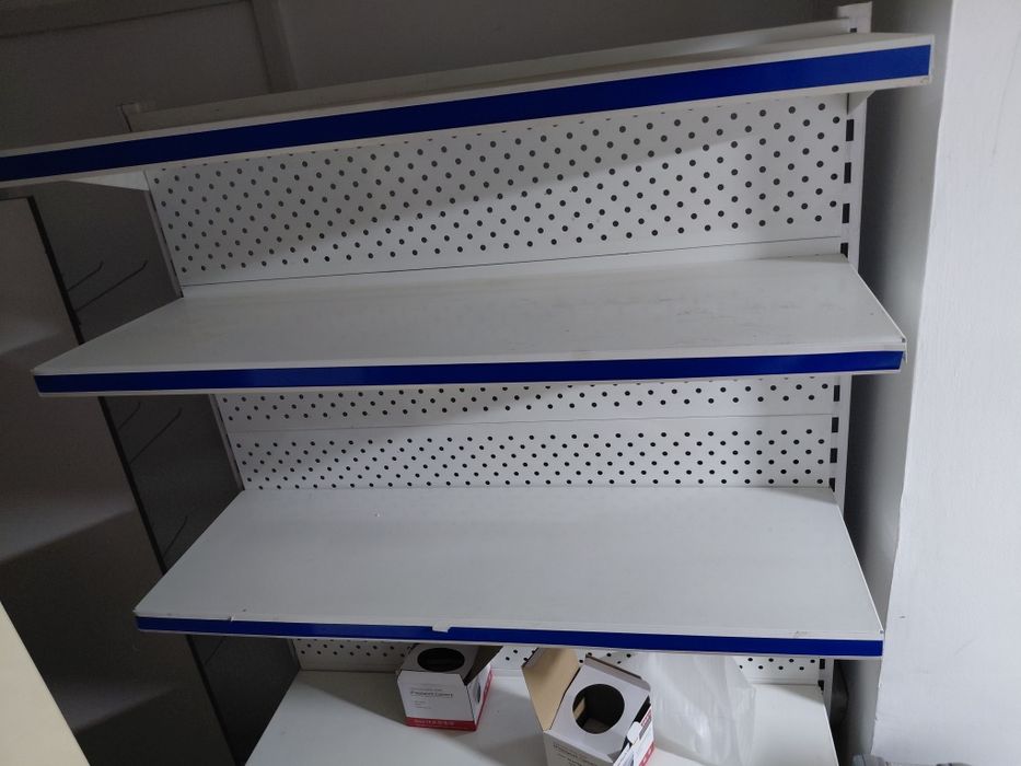 Полки витринные для магазина