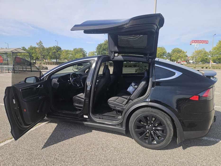 Tesla Model X Free Supercharger, 7 locuri, 525 CP