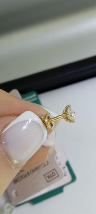 Золотой гвоздик с бриллиантами