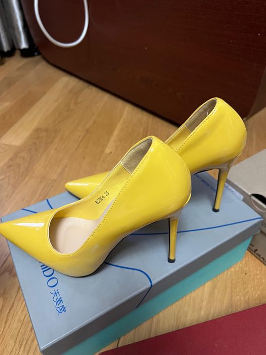 Босоножки бежевые