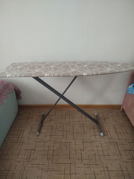 Гладильная доска среднего размера