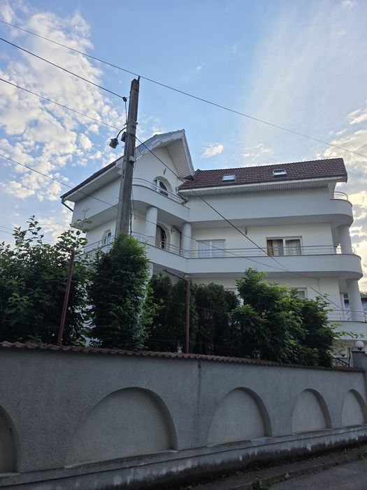 Vilă de închiriat