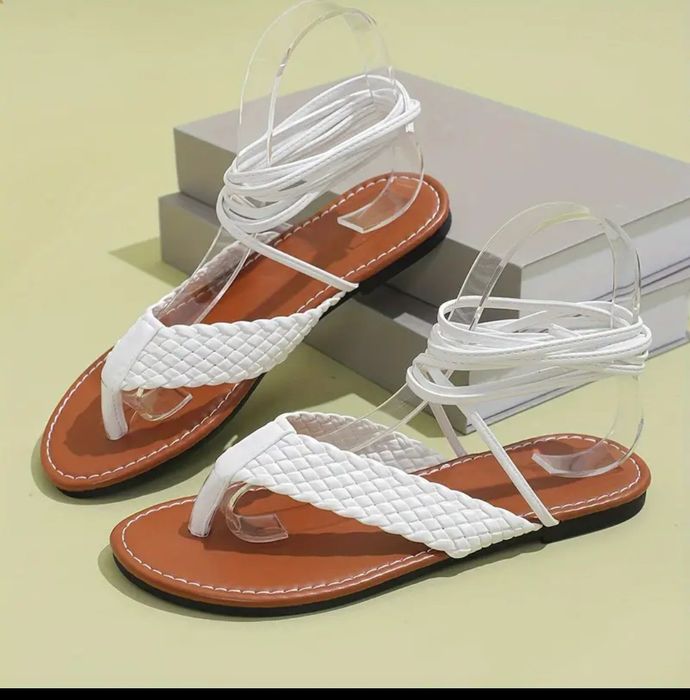 Дамски сандали с връзки и камъни.