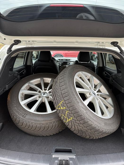 Nissan Qashqai Tekna + set jante cu anvelope + nr rosii 3 luni