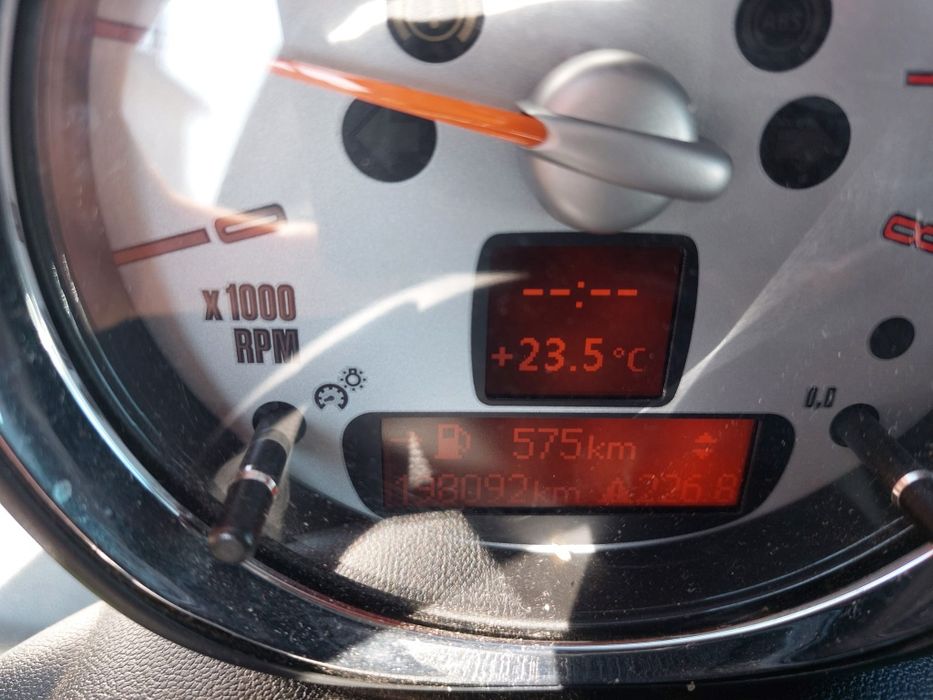 mini cooper
Motor 1.4
Putere:95cp
Combustibil:benzină
An de fabricaţ