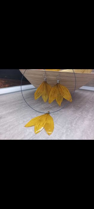 колиета от естествени орхидеи и теменужки