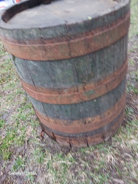 Vând  3 butoaie pentru depozitat țuică si1 butoi de de depozitat prune