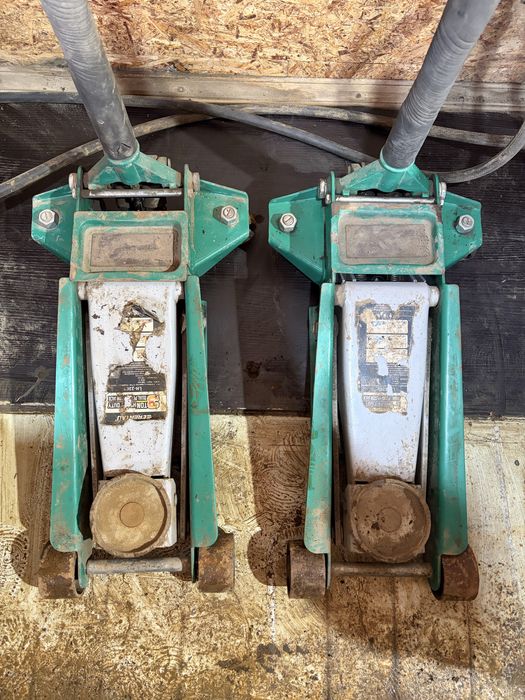 Продам домкраты 3 тонные 2 штуки