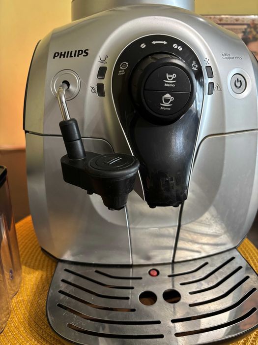 Кафе автомат Philips с капучинатор за приготвяне на капучино