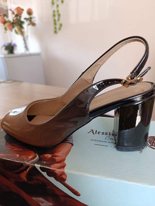 Продам лаковые босоножки