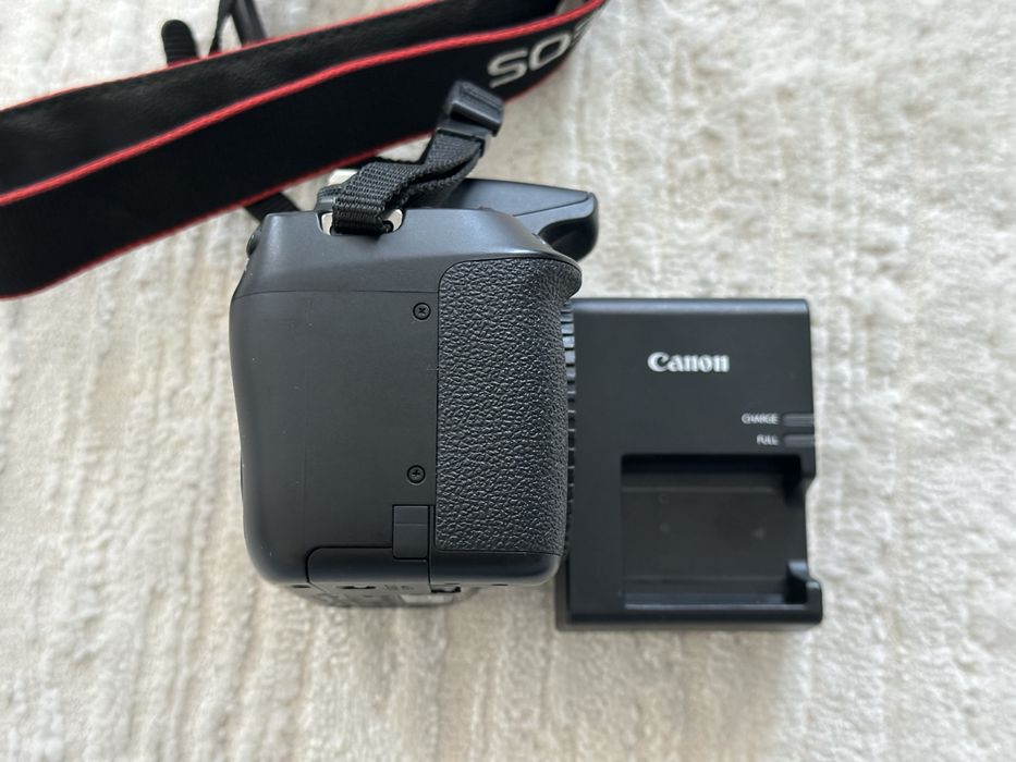 Canon d1300 + obiectiv CADOU