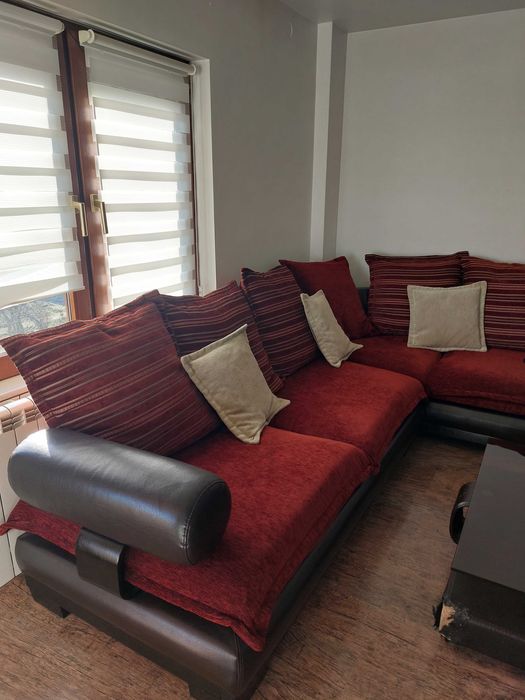 Ъглов диван и холна маса