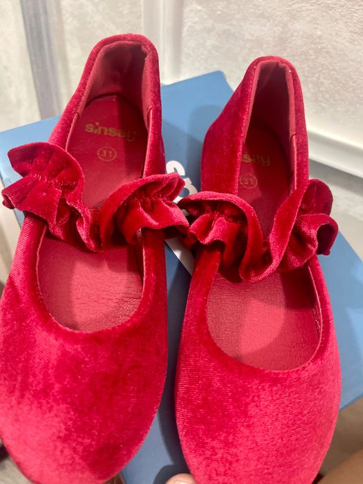 Pantofi roșii și negri mărimea 31 amândouă