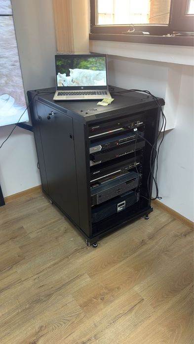 Dispecerat complet monitorizare video Hikvision, nou, la cheie, nefolosit, videowall 12 monitoare