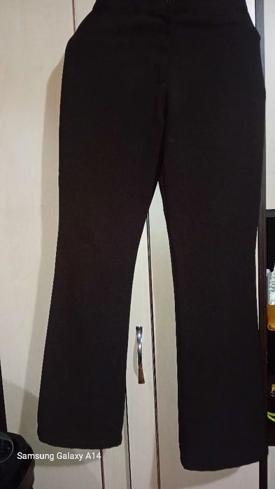 Pantaloni evazați