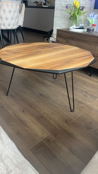 Холна маса с размери 85/45 см. Ползвана е два месеца.