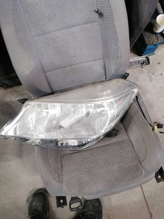 Far Toyota corola stanga