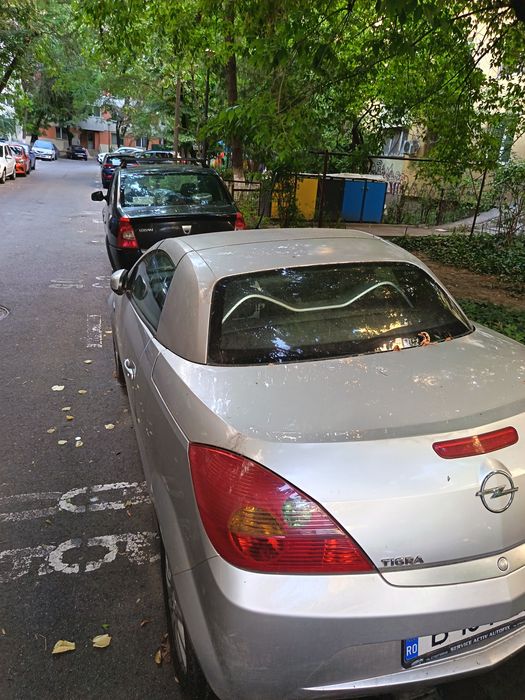 Vând Opel Tigra,  1.4 benzina, decapotabilă.