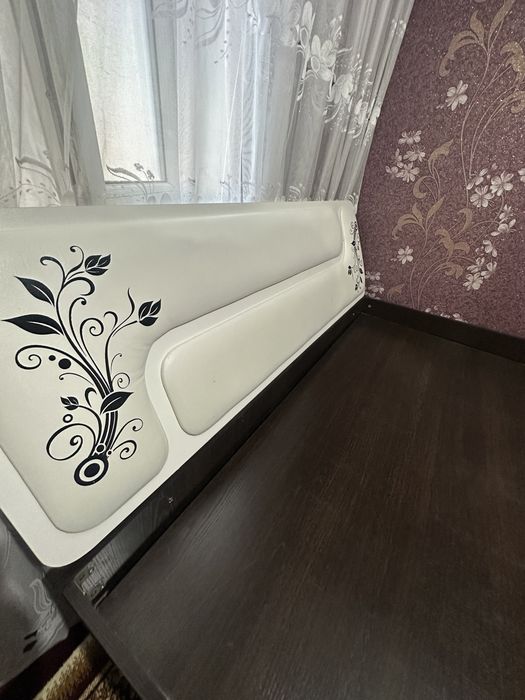 Двухместный диван в хорошем состоянии