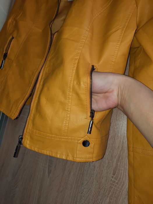 Женская курточка. Пиджак. Эка кожа. Только две шт осталось.