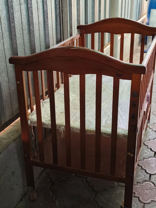 Манеж и детский стул