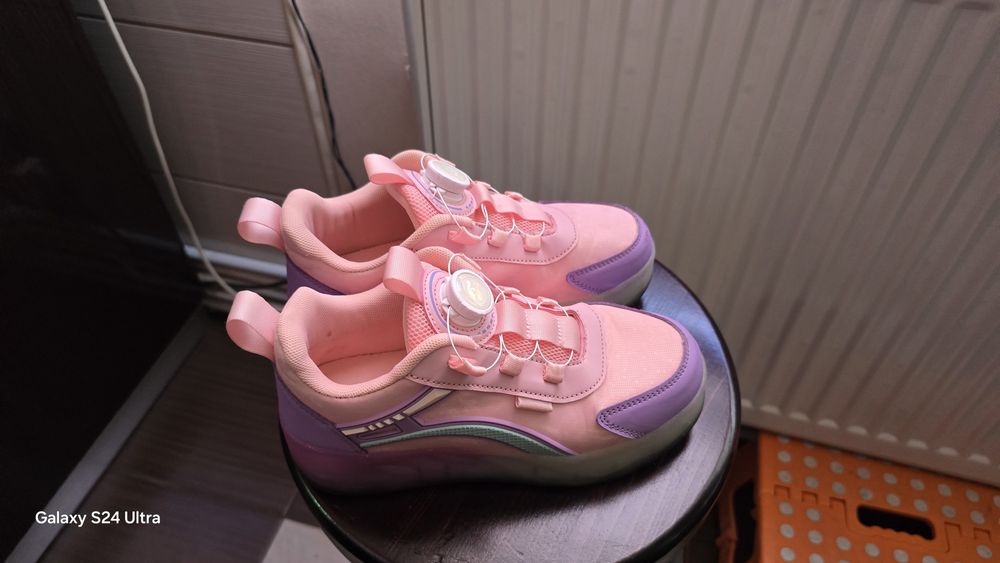 Pantofi sport cu role detasabile