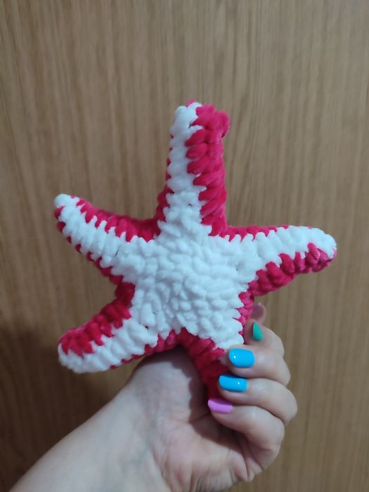 Плюшени играчки за малко дете.Плетени играчки