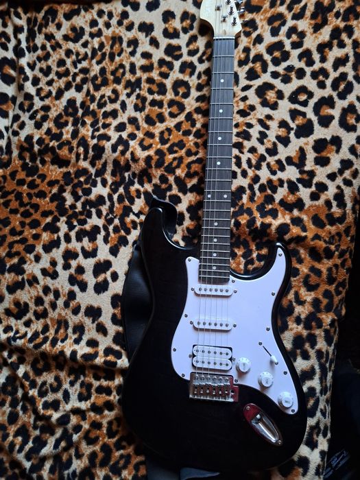 Chitara ST-BK pulsecaster impreuna cu amp fender fronman 10g