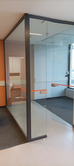 Стъклена преграда с врата