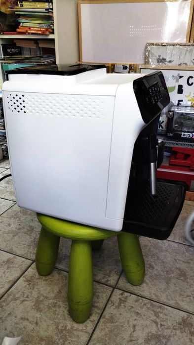 Продавам Автоматична кафемашина Philips 800 Series – Перфектно еспресо с един бутон, Бяла