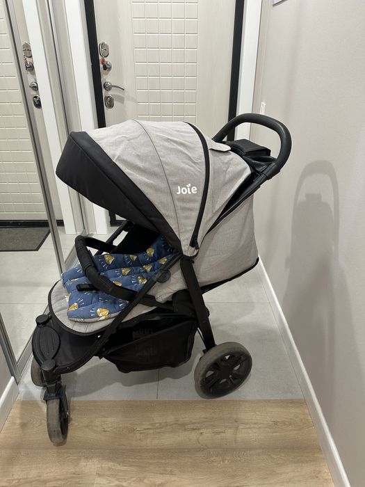 Продам коляску Joie.