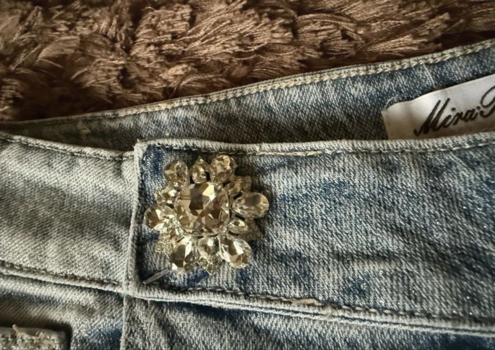 Blugi evazati cu sclipici fin