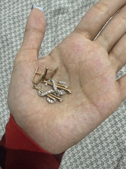 продам золотые серьги