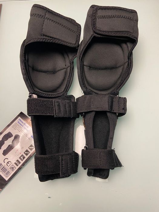 Налакътник AXS Assault