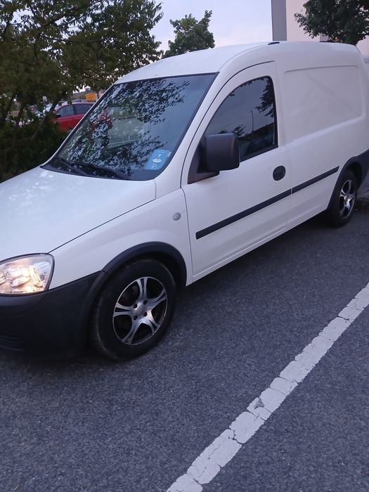 Vînd OPEL COMBO folosit