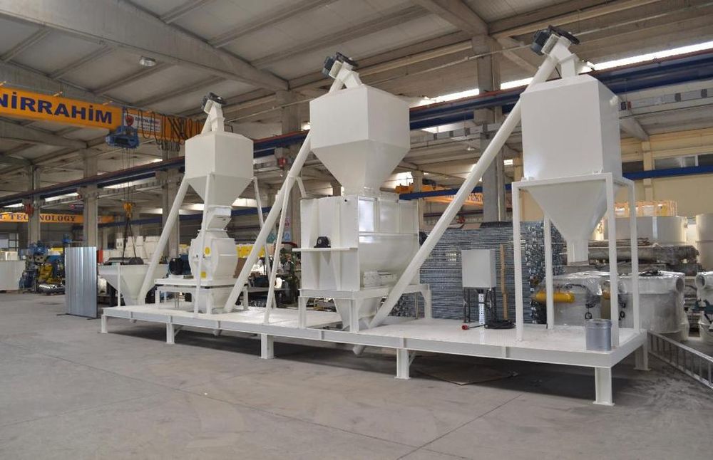 Turkiya "Baybal" Yem Tegirmoni soatiga 2 , 3 tonnali Sotamiz