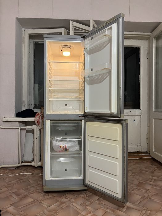 Продам хороший холодильник рабочий samsung