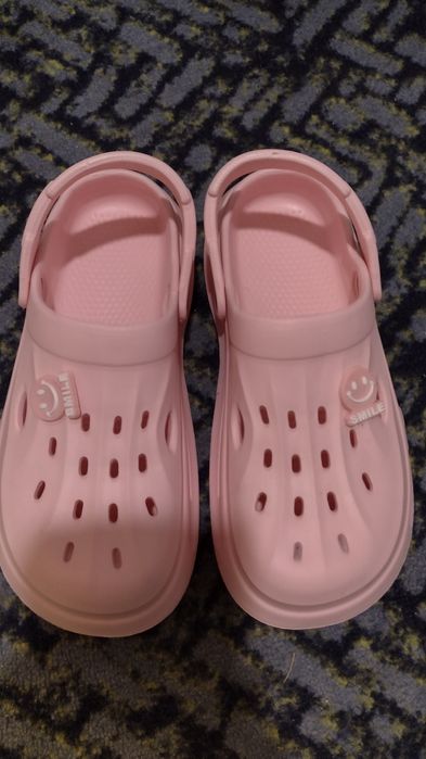 Продавам чехли Croks