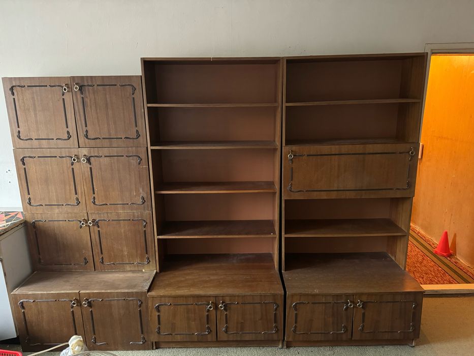 Разтегателна  маса, бюро, единични легла 2бр., секция, кухненски диван