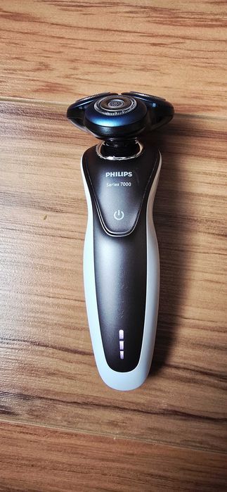 Електрическа самобръсначка Philips 7ма серия, пълен комплект + резерви