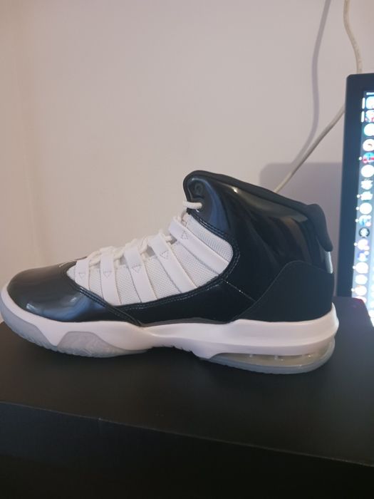 Jordan Max Aura Black and White