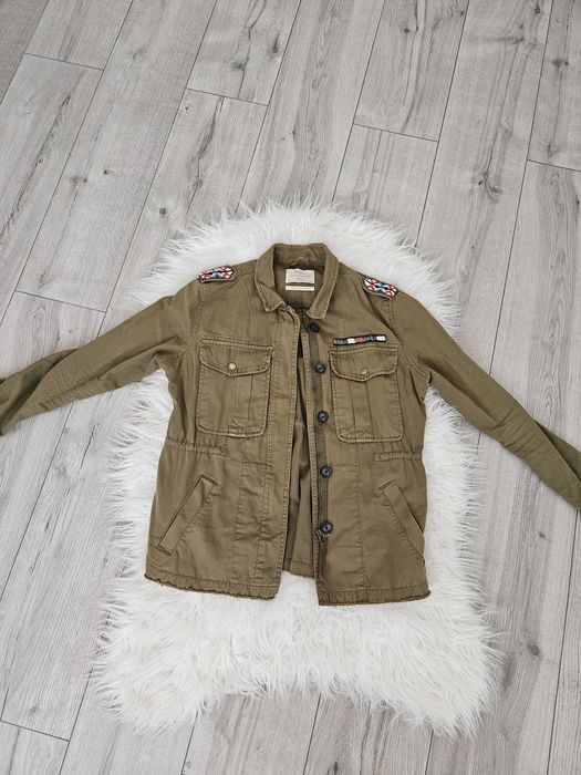 Geaca Bershka L cu aplicatii