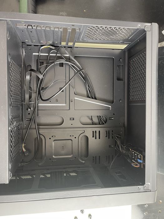 Carcasa Gaming PC Aerocool Rift RGB stare buna.