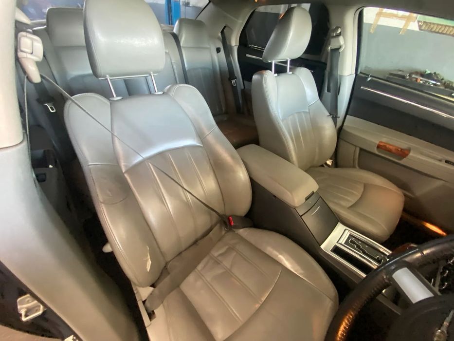 Dezmembrez piese Chrysler 300c