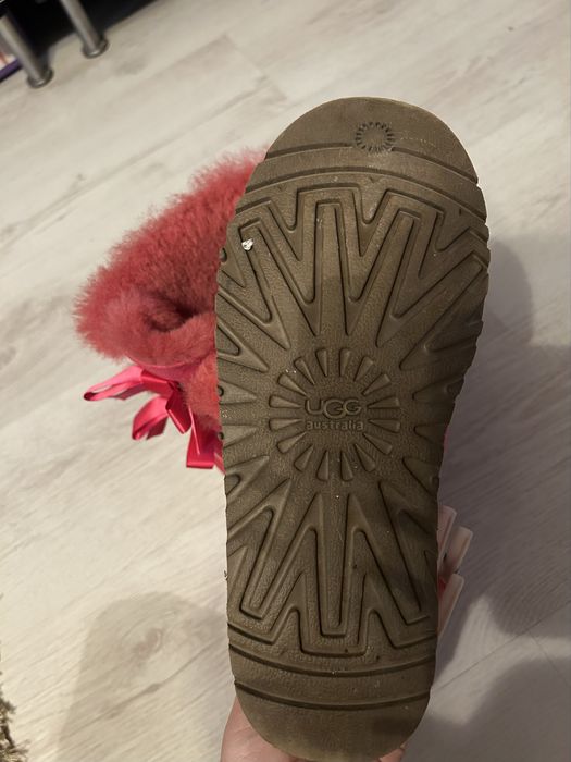ugg roz cu fundite
